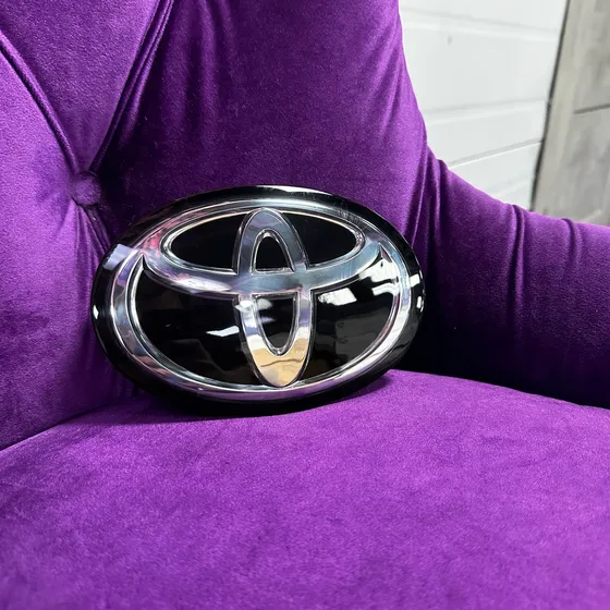 Эмблема на багажник Toyota — фото