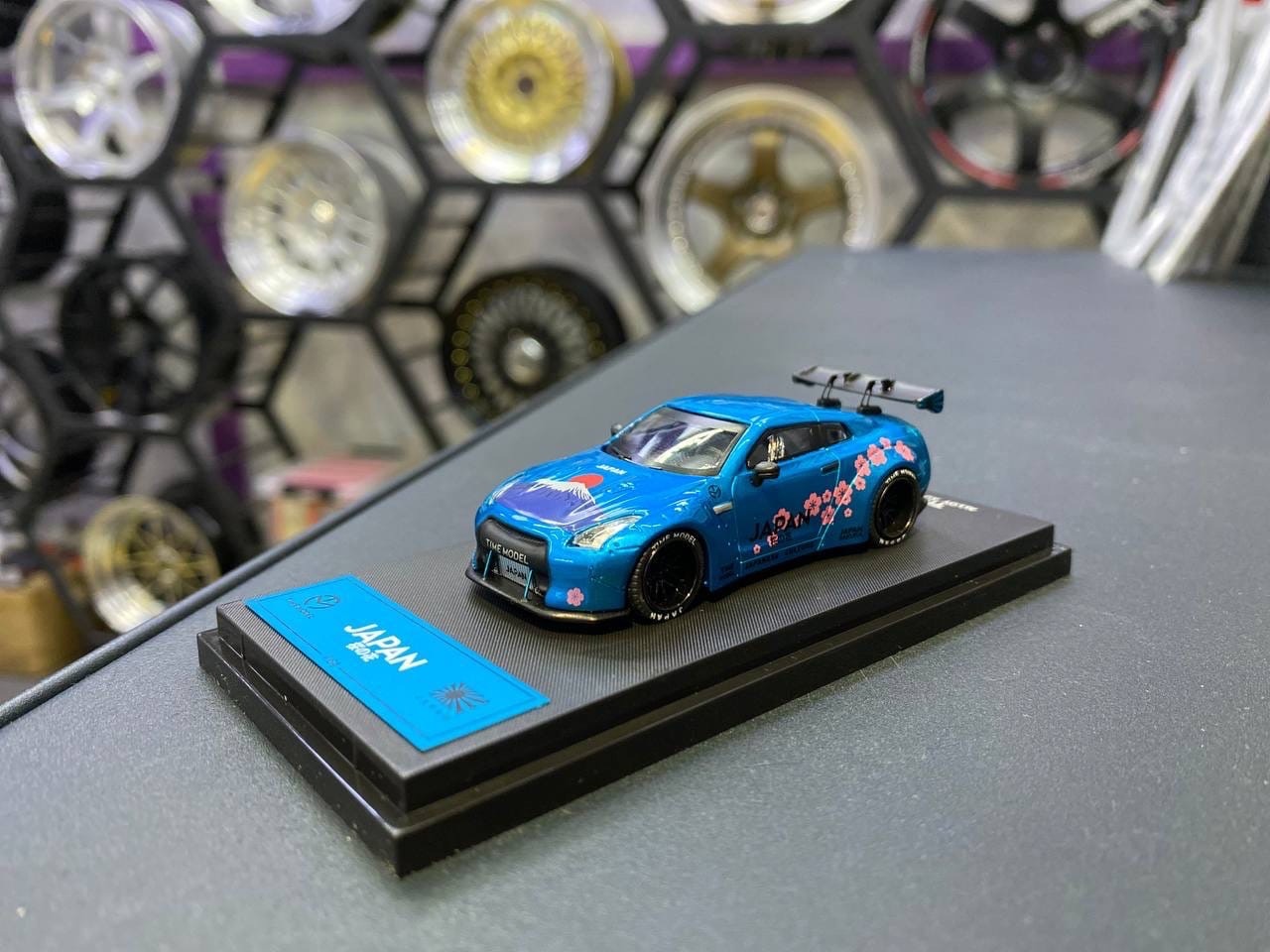 Коллекционная модель Nissan gt-r r35 liberty walk sakura 1:64 1