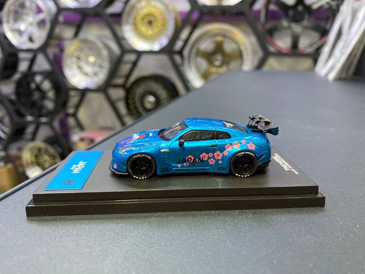 Коллекционная модель Nissan gt-r r35 liberty walk sakura 1:64 2