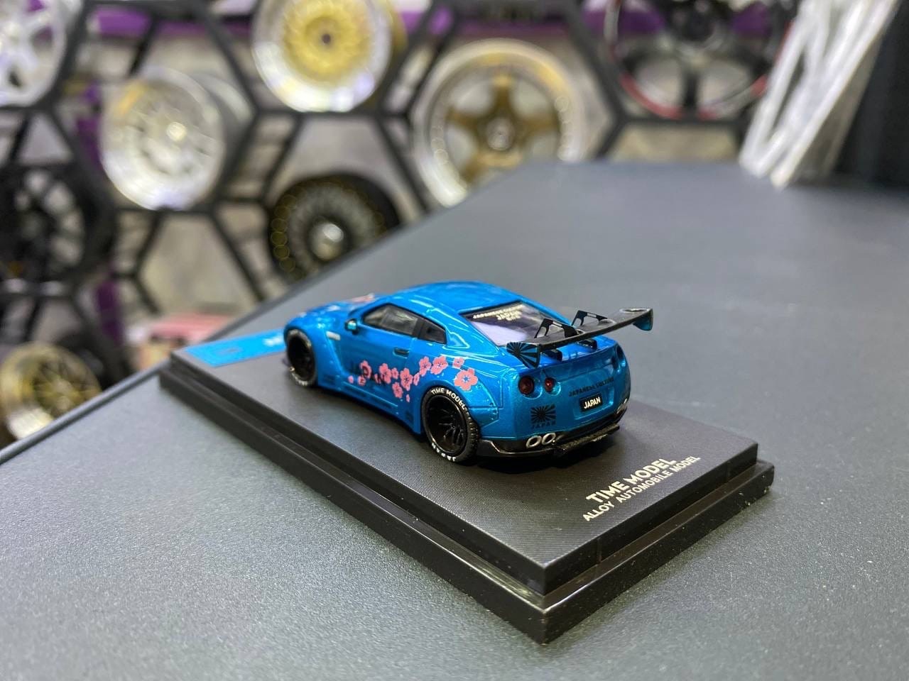 Коллекционная модель Nissan gt-r r35 liberty walk sakura 1:64 3