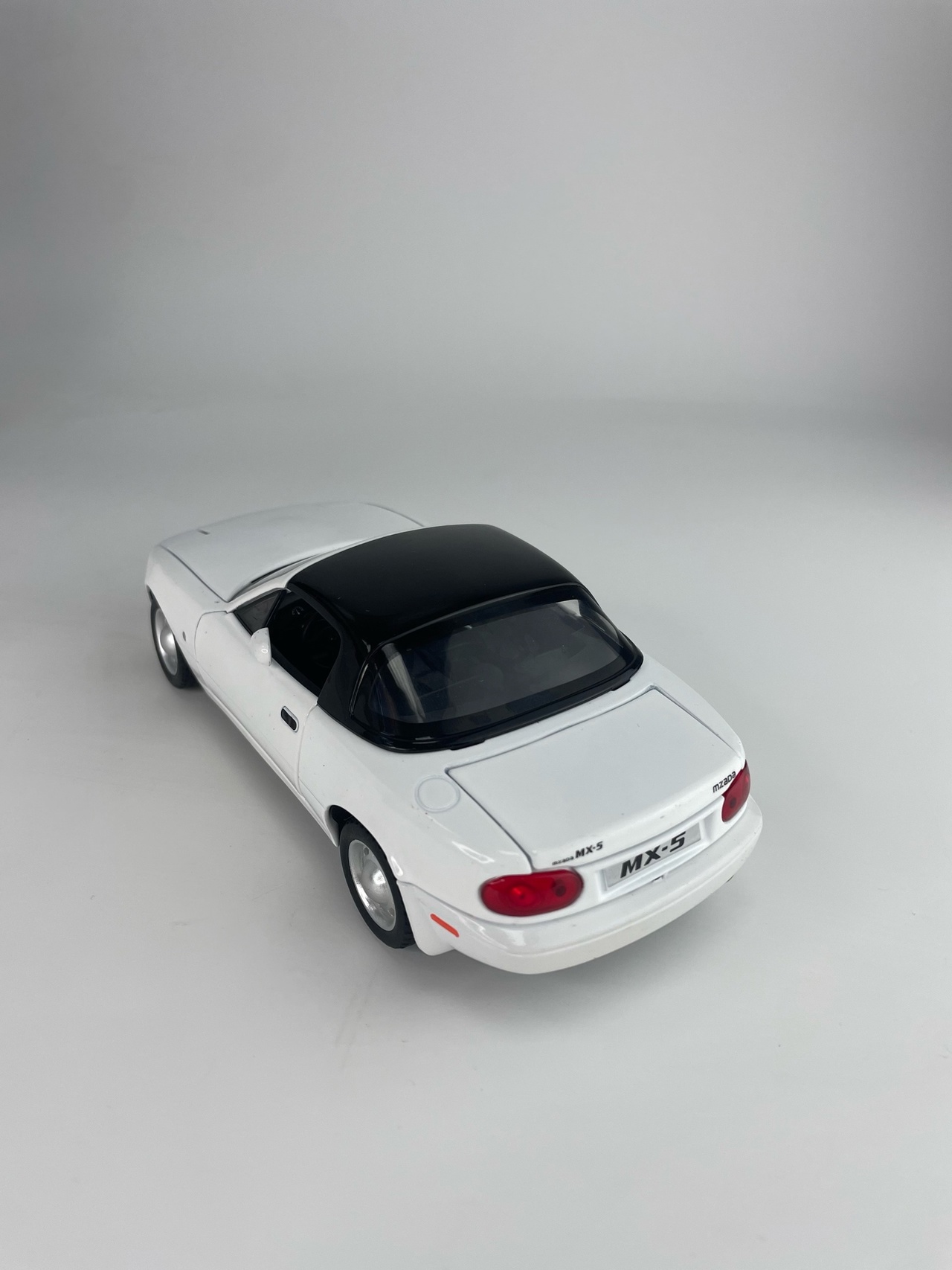 Металлическая модель Mazda Mx-5 (белый) 3