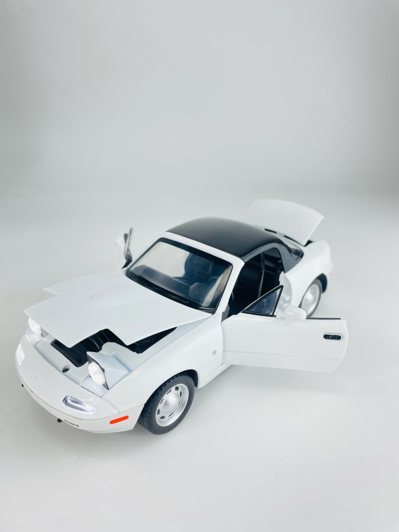 Металлическая модель Mazda Mx-5 (белый) 4