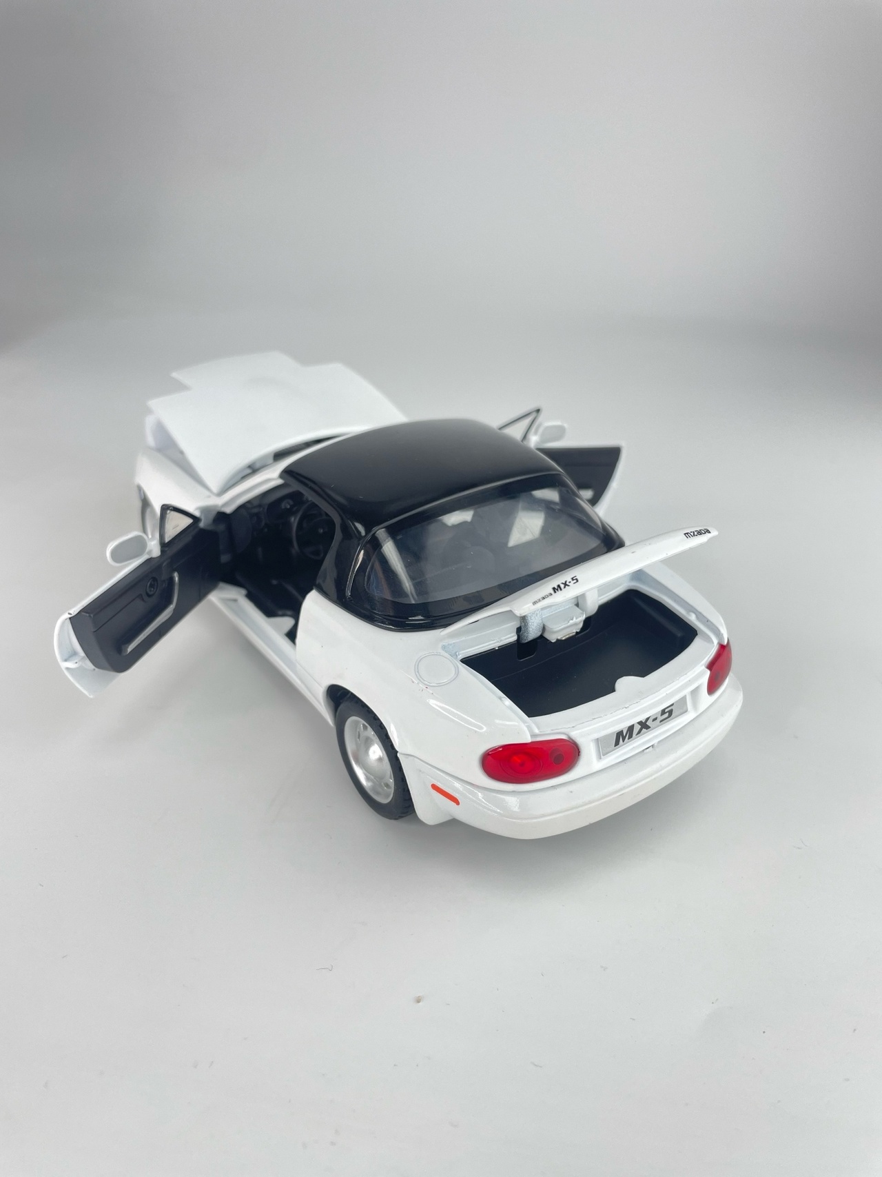 Металлическая модель Mazda Mx-5 (белый) 5