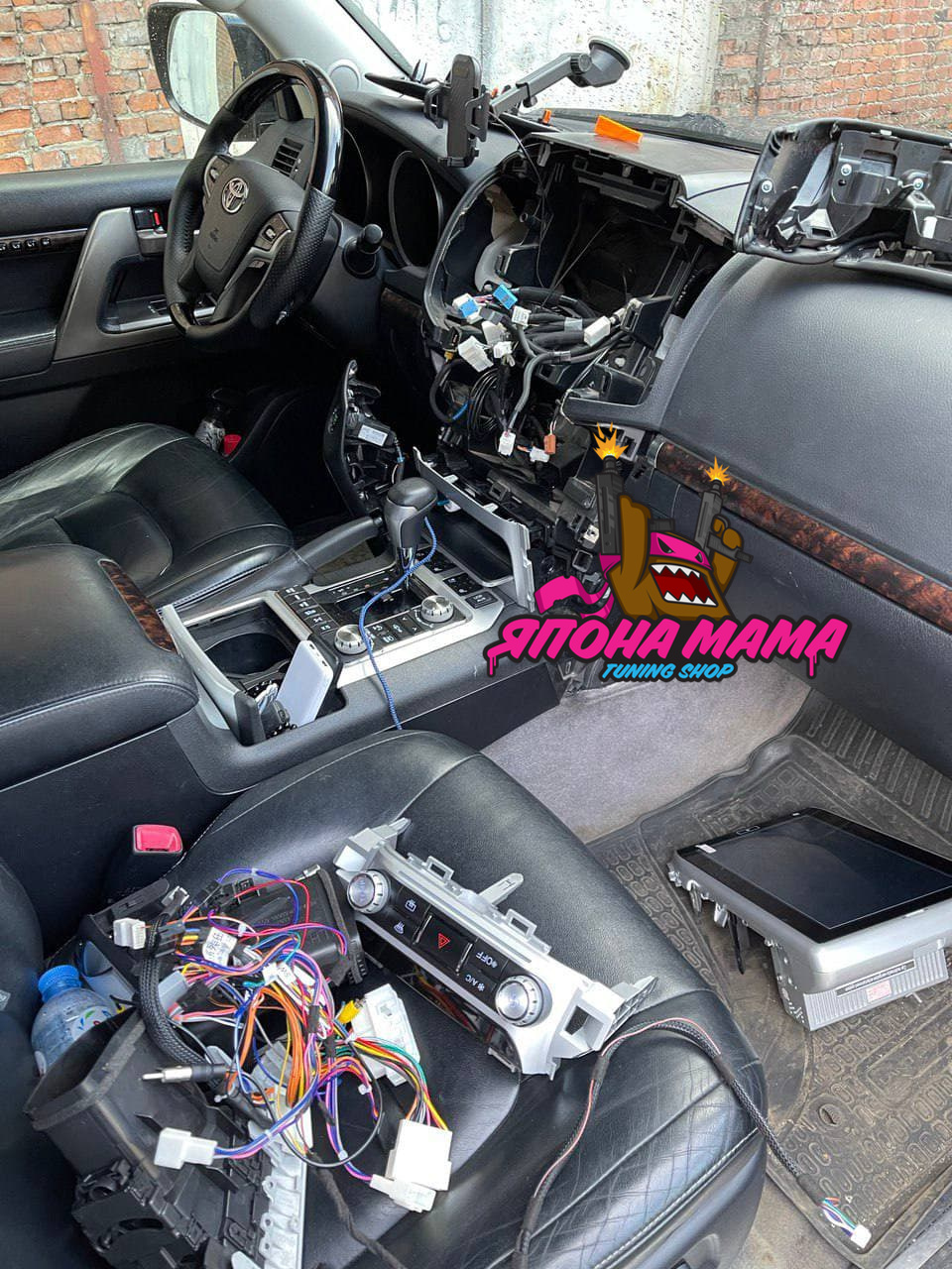 Рестайлинг салона Toyota Land Cruiser 200 черный + Tesla 16 DSP 4