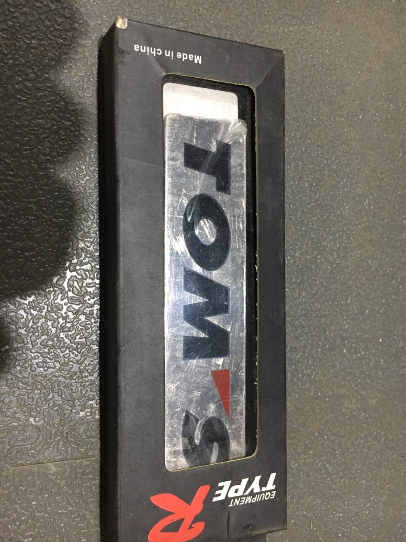 Шильдик Tom's