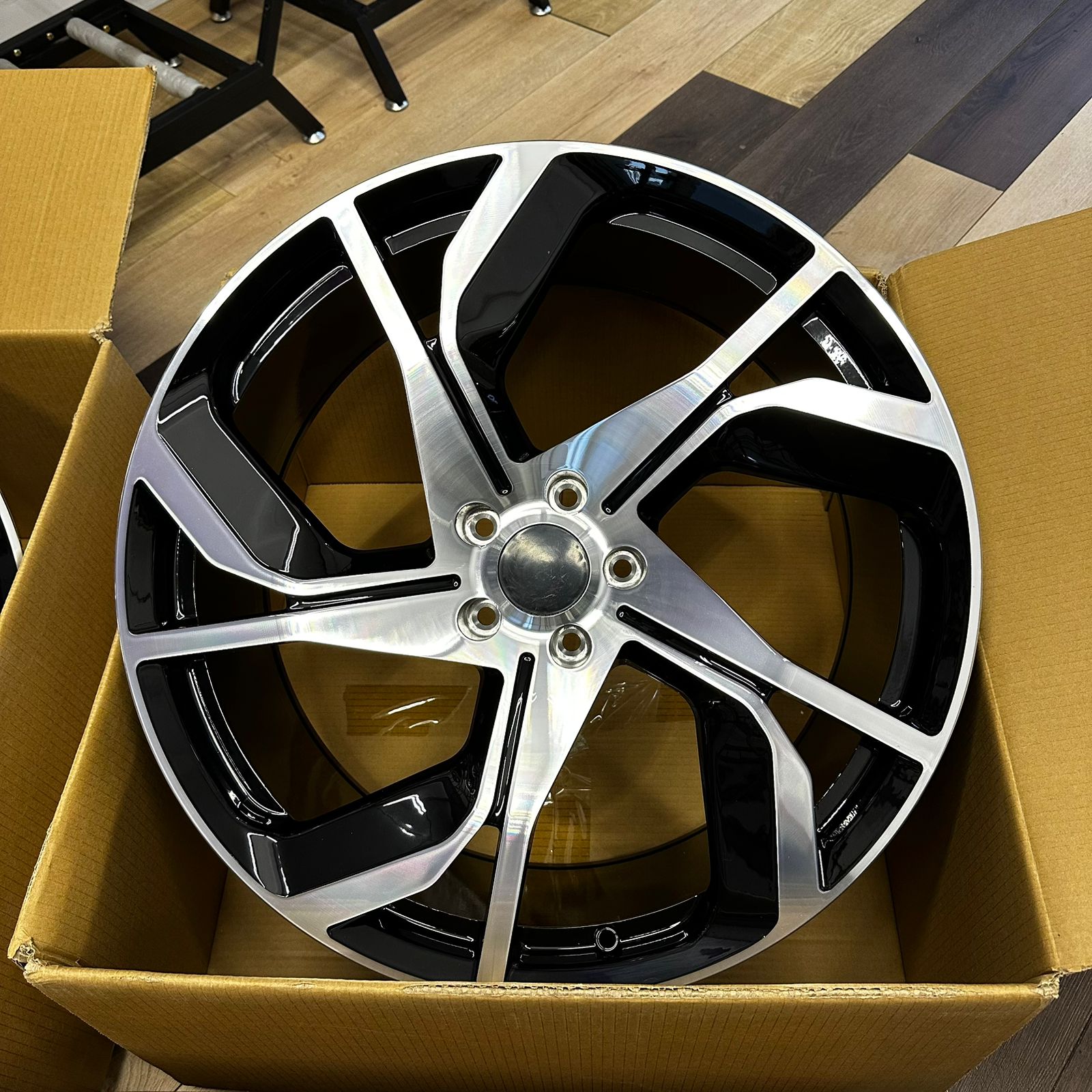 Комплект кованых дисков CMST CS815 10J ET35 5x120 R22 DIA 62.5 (black + polished spokes) alloy6061 2