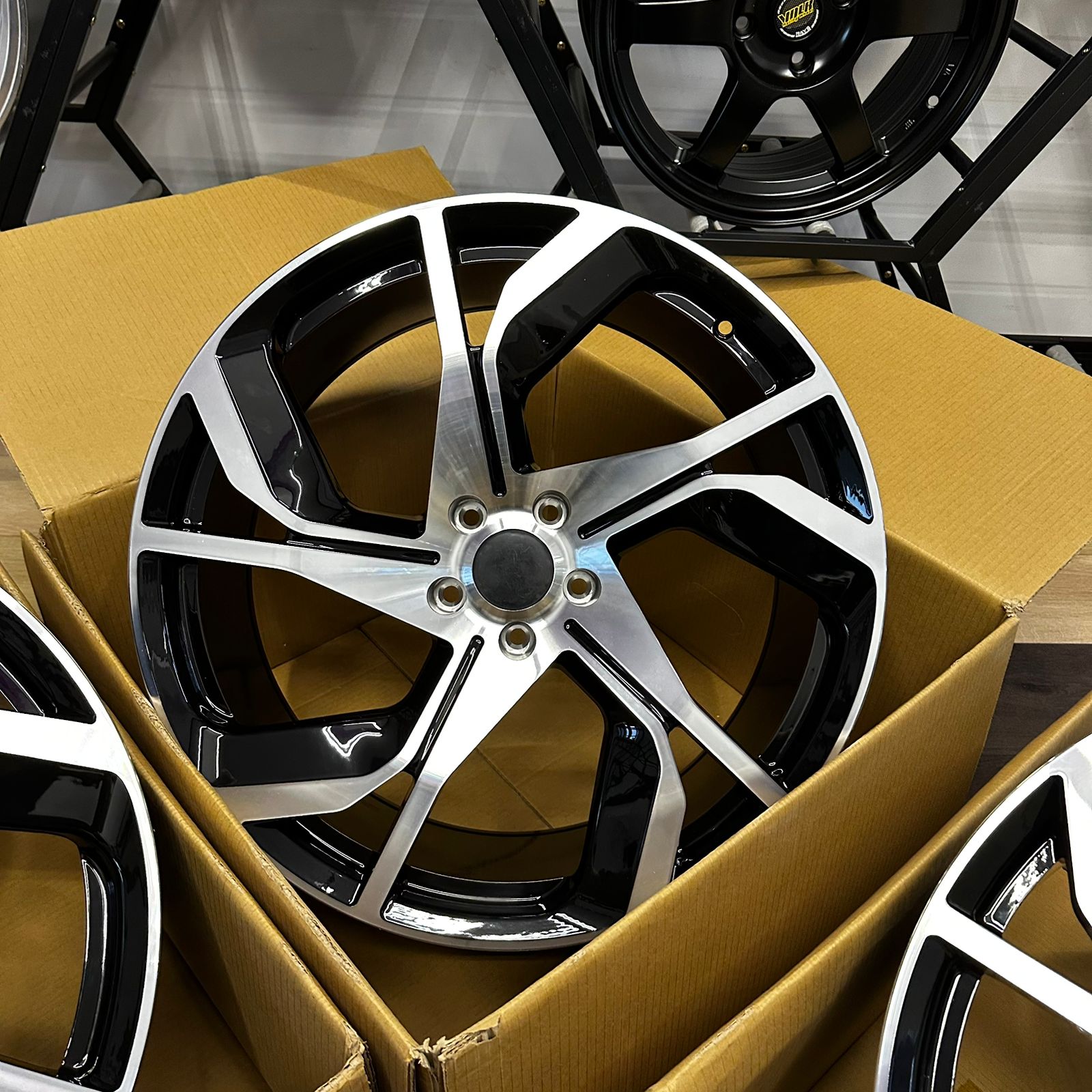 Комплект кованых дисков CMST CS815 10J ET35 5x120 R22 DIA 62.5 (black + polished spokes) alloy6061 6