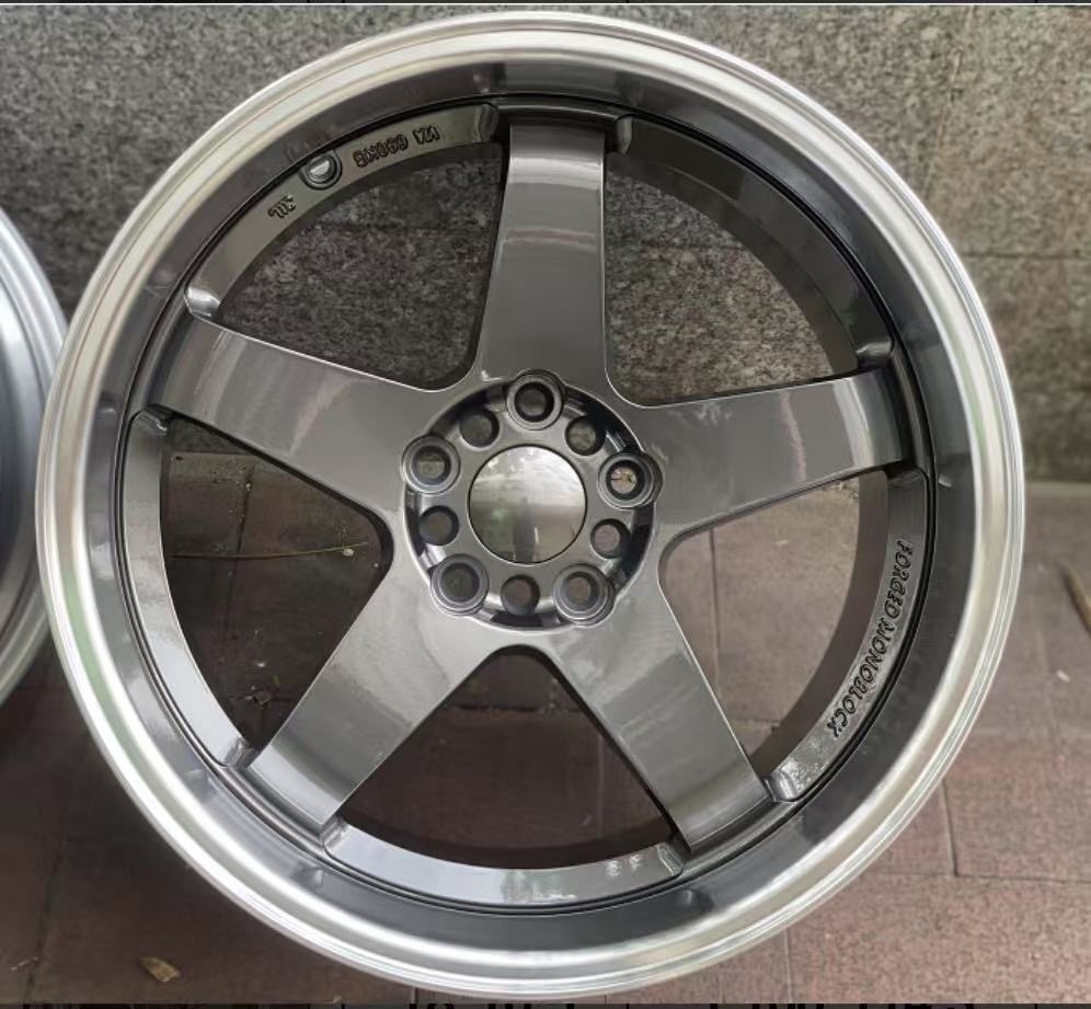 Комплект разношироких дисков Nismo LM R18 9.5J ET12 10.5J ET 15 5×100/114.3 (Графит)