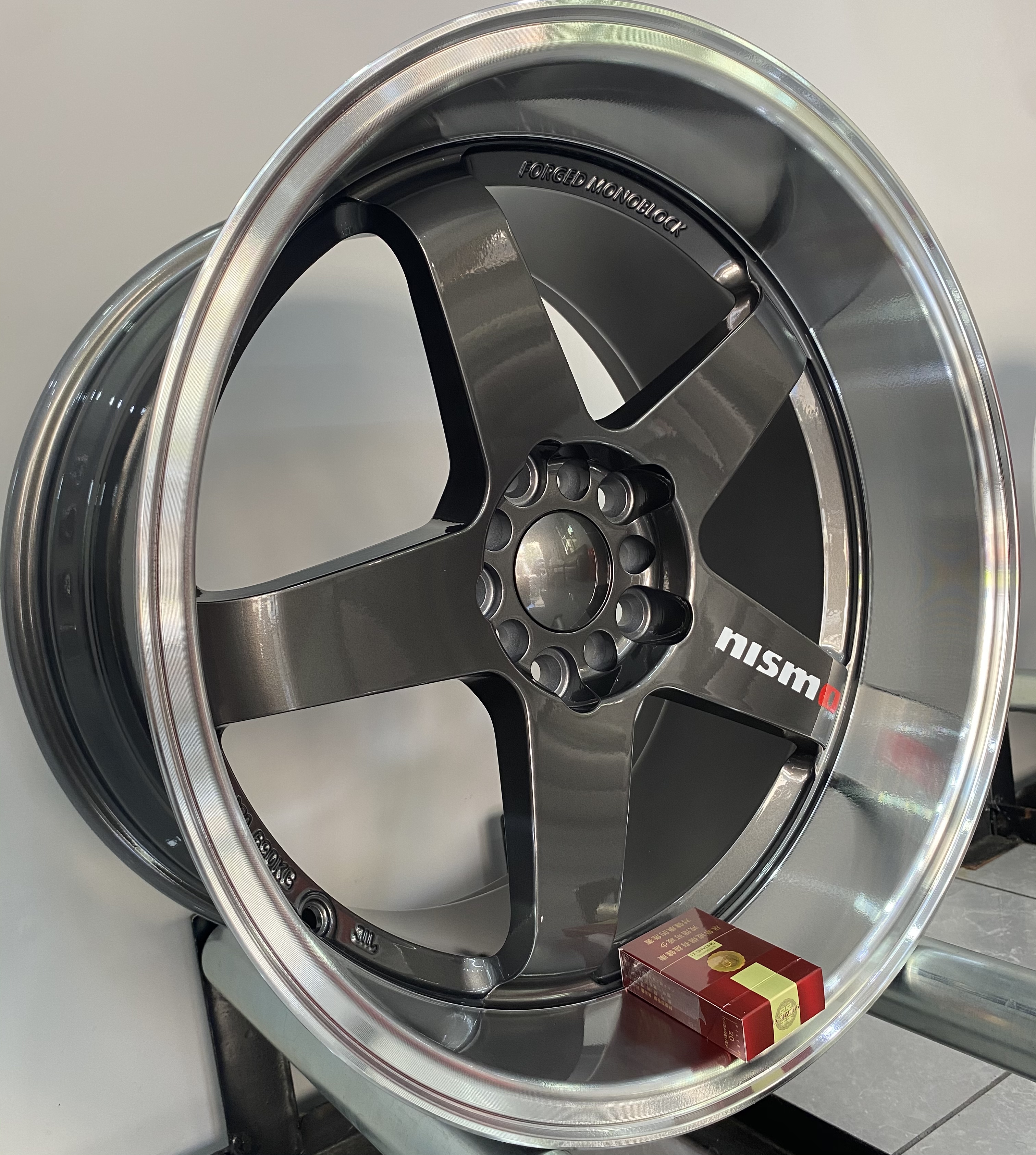 Комплект разношироких дисков Nismo LM R18 8.5J ET25/ 9.5J ET12 5x100/114.3