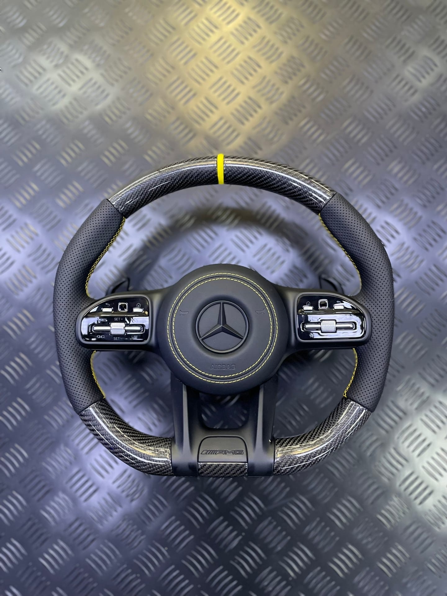Руль AMG  на Mercedes карбон full black yellow line