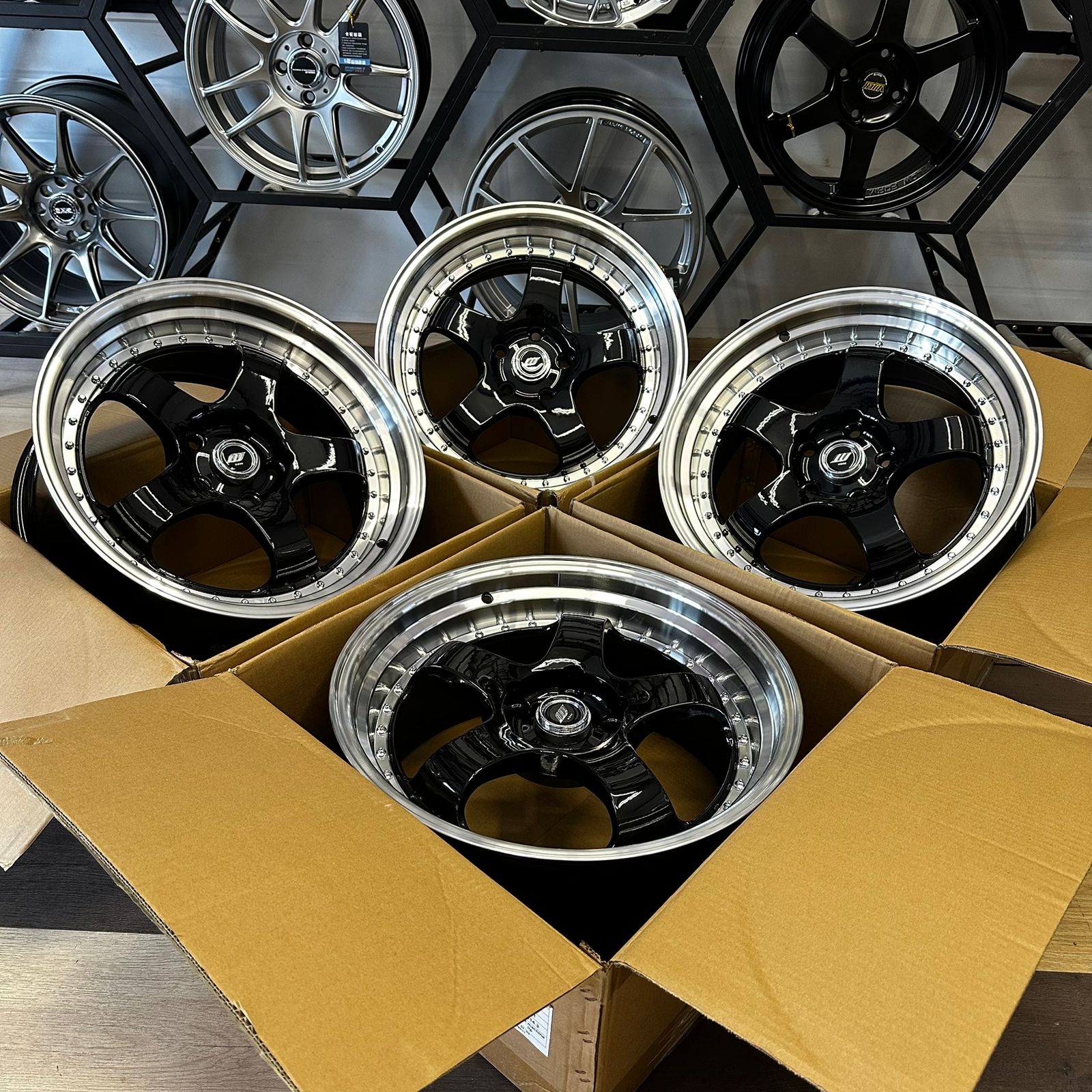 Комплект дисков WORK Meister S1R R18 8.5j ET30 5x114.3 (черные с хром полкой) 1