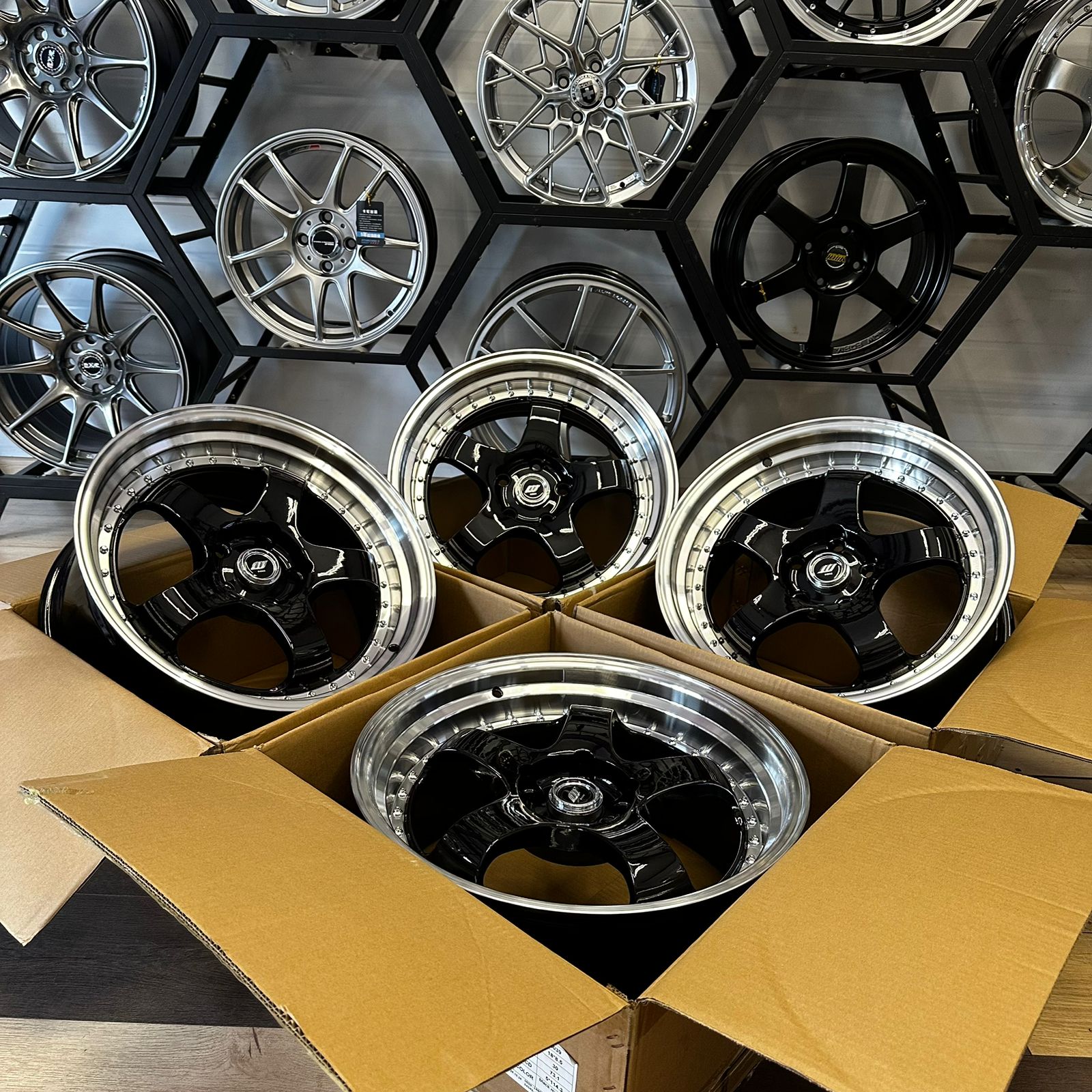 Комплект дисков WORK Meister S1R R18 8.5j ET30 5x114.3 (черные с хром полкой) 2