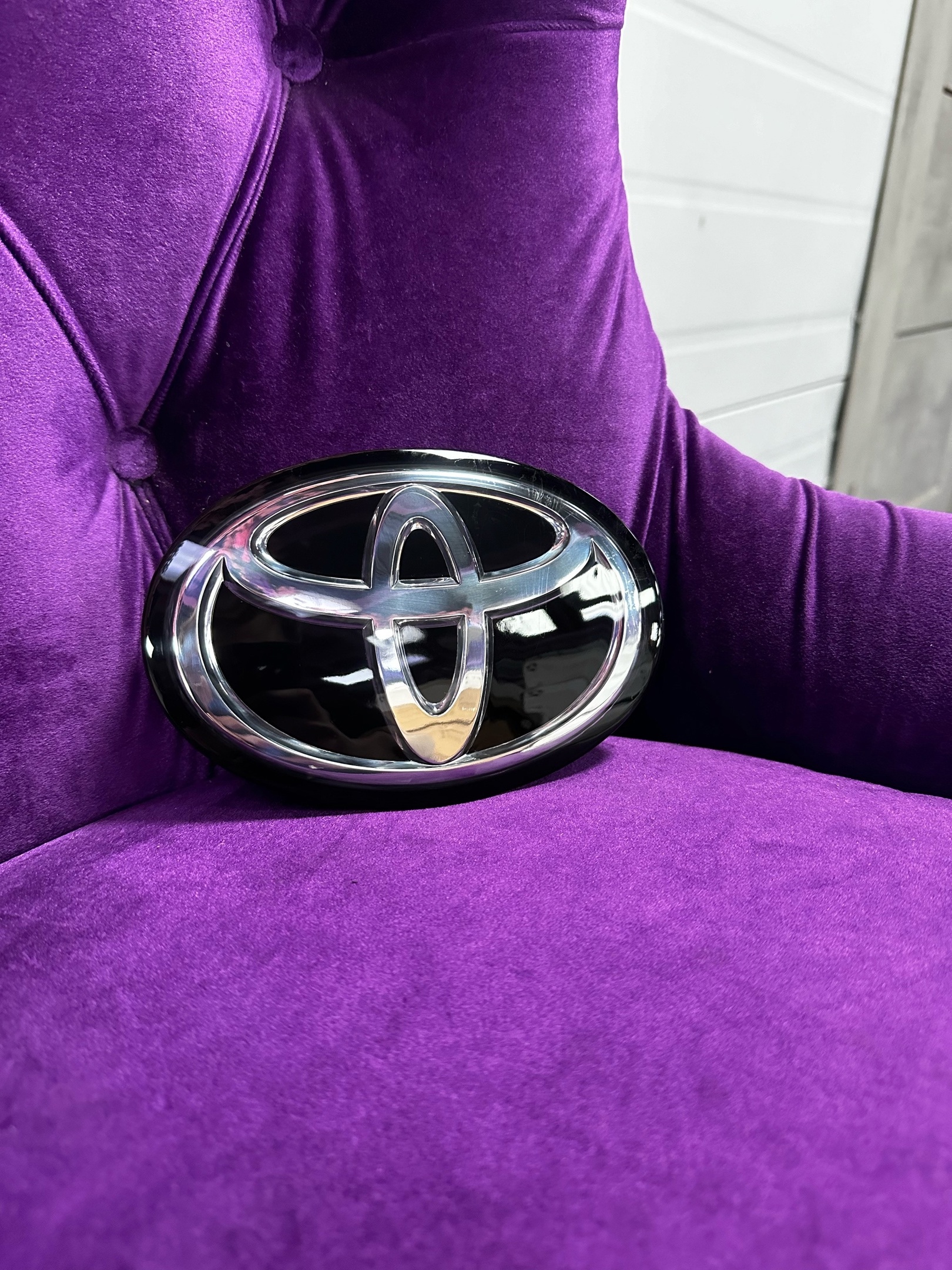 Эмблема на багажник Toyota 1